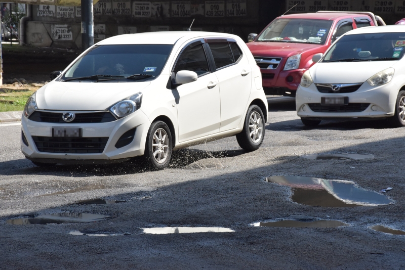 近日常下雨，车辆经过坑洞水洼处时激起水花，弄脏车子。