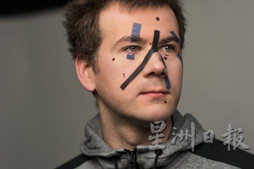 想要隐身在人脸识别系统底下，最好是戴上面罩或面具，但俄罗斯最大科技公司Yandex的技术总监Grigory Bakunov与其他骇客开发了一套“反脸部辨识算法”，能够透过特殊化妆来干扰AI的辨识系统。不过，他已声明不打算公开这款“反脸部辨识算法”。（图：网络照片）