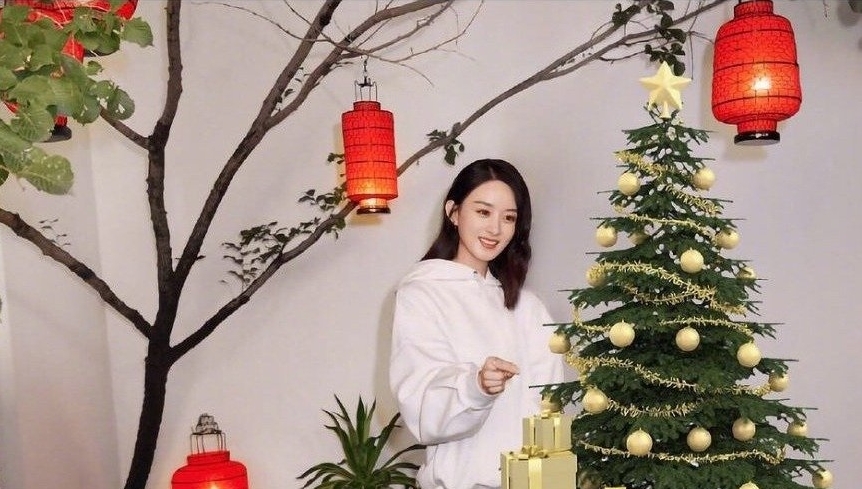 工作室分享冯绍峰、赵丽颖婚后代言照，不料竟有粉丝将冯绍峰P成圣诞树。
