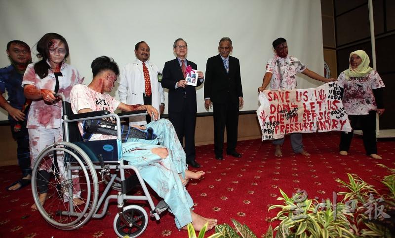 李文材（中）为“处理挤压性褥疮手册”主持推介礼。左为哈利克斯纳；右为贺力柯雷。