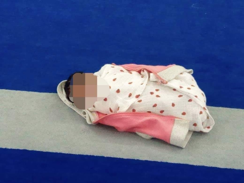 女婴被发现时被粉红色的布包裹著。