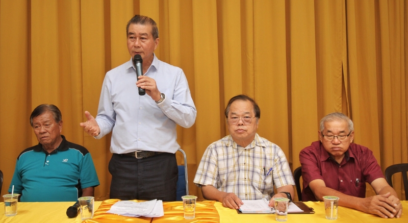 李官仁（左二）在汇报会上呼吁各华小行动一致，坚决反对爪夷文单元的推行。左一是霹雳董联会副主席胡森源；右一起是财政温立达及郑东旺。