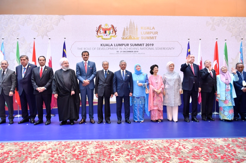 国家元首苏丹阿都拉陛下（左七）与元首后东姑阿兹莎阿米娜（右七）主持2019年吉隆坡峰会开幕式后，与政府领袖及伊斯兰国家领袖合照。左一起为峰会总秘书阿德拉萨、乌兹别克副总理加尼耶夫、卡塔尔副首相兼外交部长穆罕默德、伊朗总统鲁哈尼、卡塔尔埃米尔（国王）谢赫塔米姆、首相马哈迪与夫人敦茜蒂哈斯玛、土耳其总统夫人伊敏、总统埃尔多安、乌兹别克总统国家顾问卡欣莫夫、副首相旺阿兹莎及峰会总秘书丹斯里三苏丁。