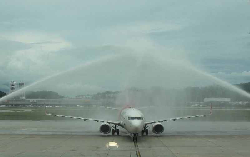 深航客机降陆槟城国际机场后进行“过水门”仪式，寓意为远道而来的朋友“洗尘”。