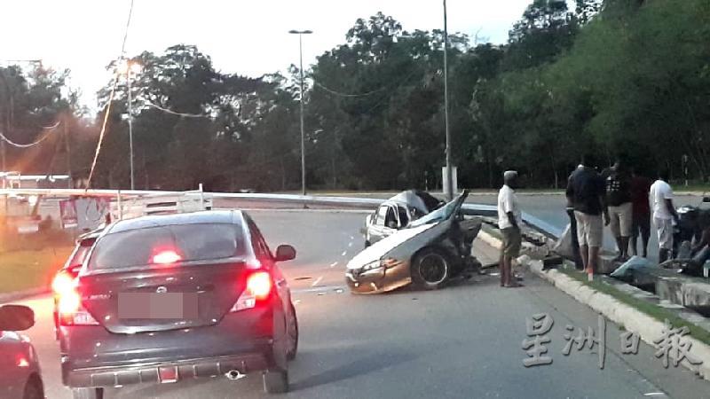 轿车失控撞上灯柱后抛飞到对面车道，车上两人已获救送往医院。