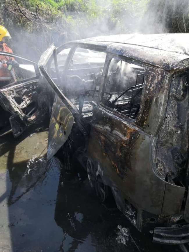 火势被扑灭后，轿车被烧毁，形如废铁。