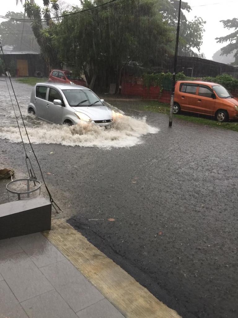 受淹水影响的居民不敢驾着轿车横跨雨水，因为唯有选择在外等候，直到雨水退去时，才把轿车驾回家。