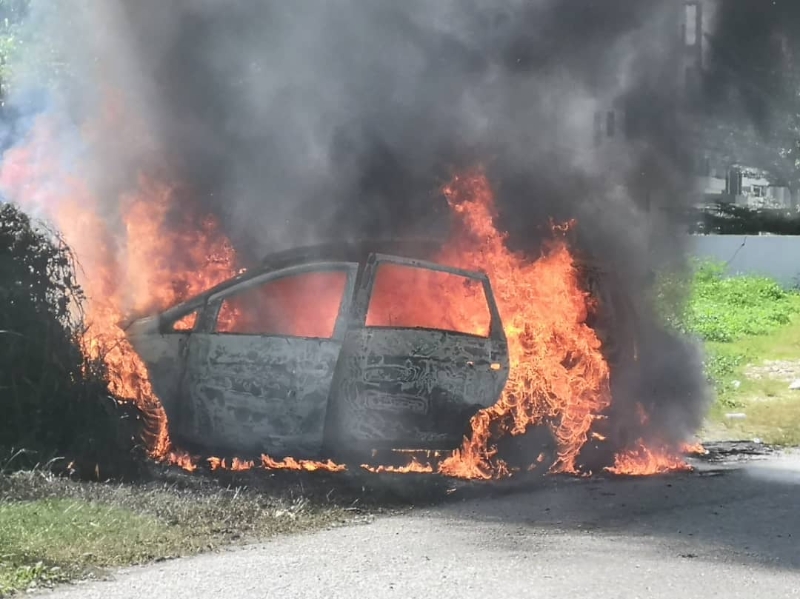  轿车著火时，火势猛烈，吞噬整辆轿车。
