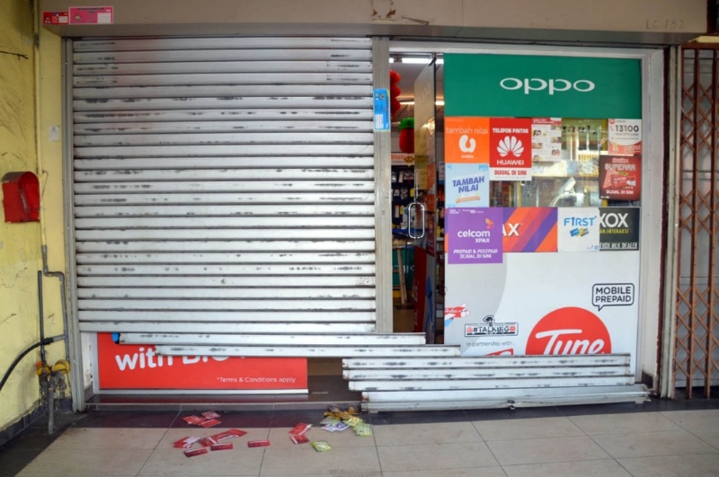 东甲苏洛路一家手机店遭为数不明的窃贼潜入造案。