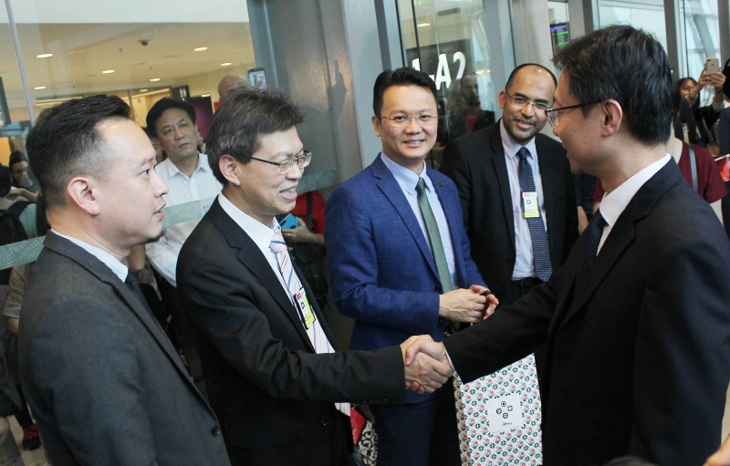 张瑜（右一）随著深圳飞往槟城的首航抵槟，获得黄茁原（左起）、鲁世巍、杨顺兴及再努丁迎接。
