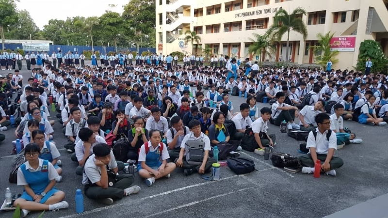 振中二校生以往只能在柏油路上席地而坐，热了以课本扇凉；湿了铺上塑料袋。