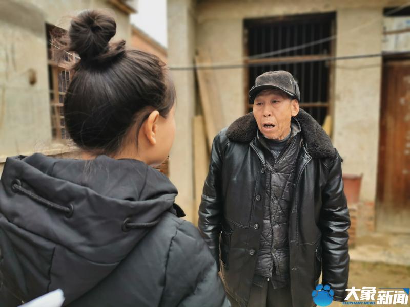尚俊俊向其中一位”丈夫“的父亲尹相民询问事情原委。（图取自互联网）