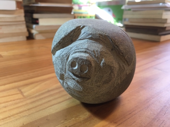 意外获赠一枚猪型石雕留念。