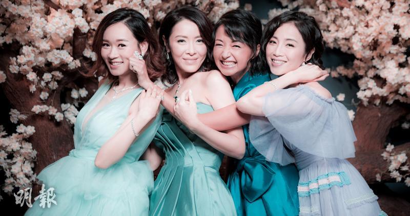 杨思琦（左起）﹑向海岚﹑李绮虹和谭小环穿上晚装拍《香港亲善小姐》造型照片。（明报照片）