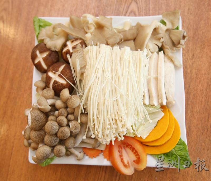 金针菇、香菇、杏鲍菇、鲍鱼菇、蟹味菇拼凑而成的菇类大餐，添加颜色鲜艳的金瓜片，让菌菇拼盘显得更加多元化。