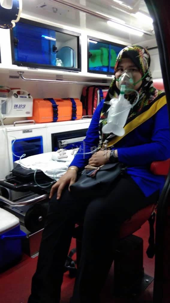 其中一人因感到呼吸困难，必须戴上输送氧气的口罩。