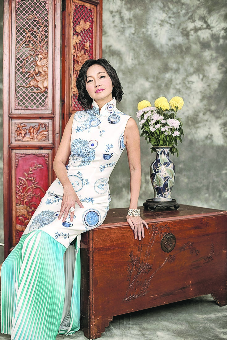 李绮虹穿上贴身旗袍拍照，身材跟25年前选港姐时分别不大。