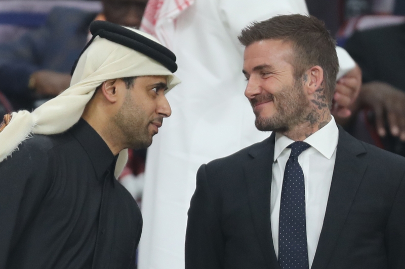 贝克汉姆（右）在本周前往卡塔尔观看世界球会杯半决赛，并顺道参观了2022年卡塔尔世界杯的比赛场馆之一——教育城体育场，他在参观后给予高度评价，而图为他在卡塔尔期间接受卡塔尔体育投资机构主席纳瑟而接待。（图：法新社）