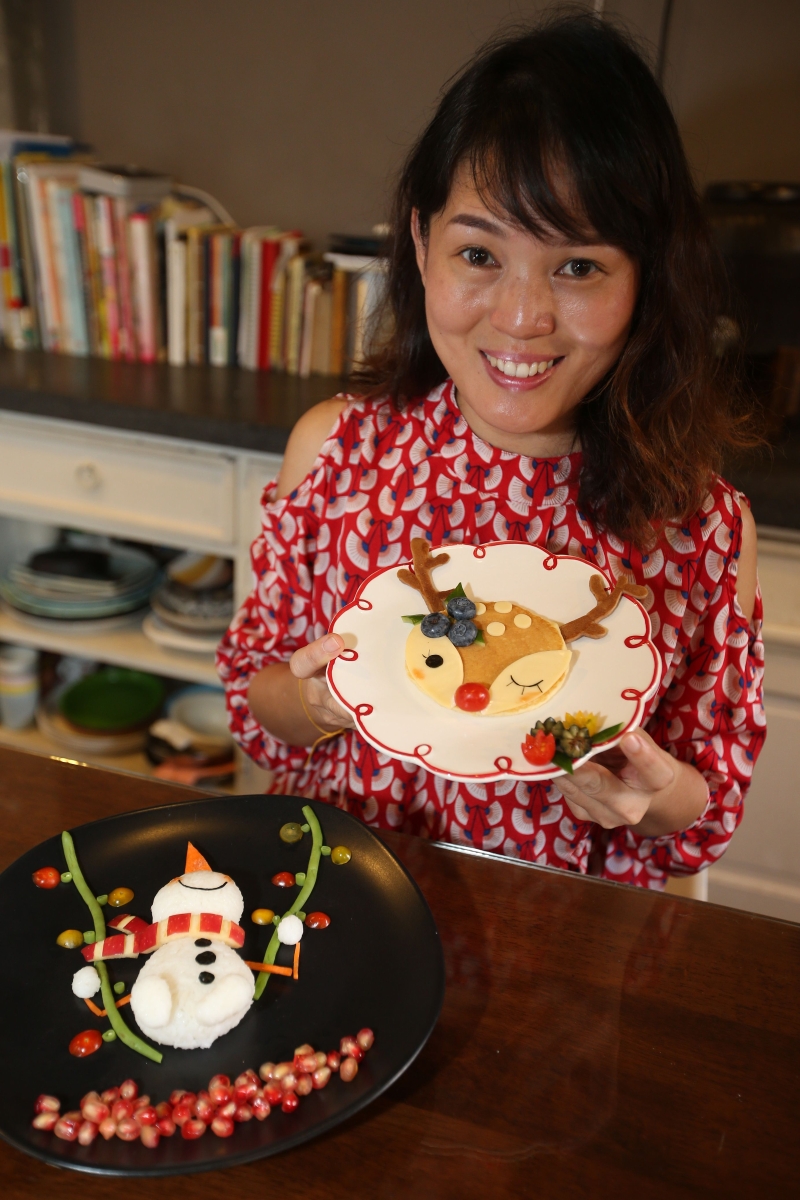林美渲与读者分享“圣诞麋鹿”及“雪人荡秋千”的创意餐点做法。