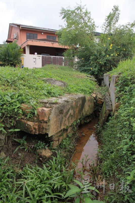 沟渠崩塌问题拖延已久，水流不通，引发卫生问题。