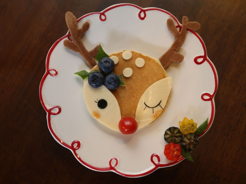平凡的松饼，经过巧手装饰后，也能摇身一变，成为一道美味可口又漂亮的圣诞甜点！