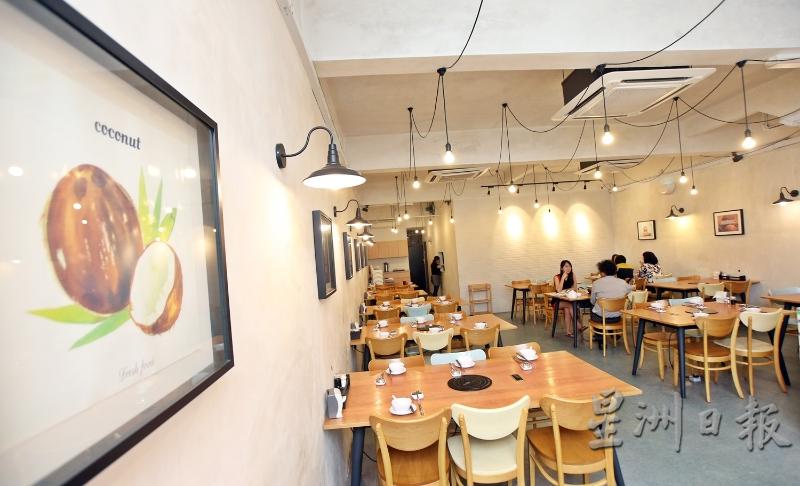 墙上的椰子画非常符合主题，而且环境舒适，给予食客宾至如归之感。