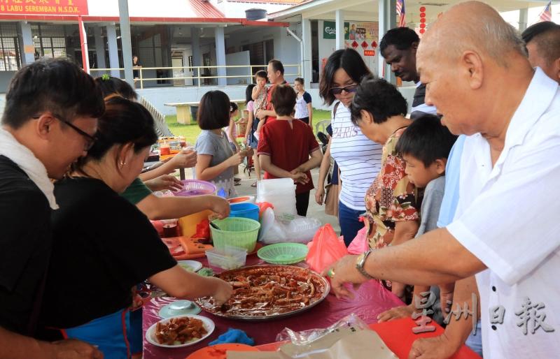 只在农历新年才售卖的咖哩鱿鱼，备受市民欢迎。（图：星洲日报）