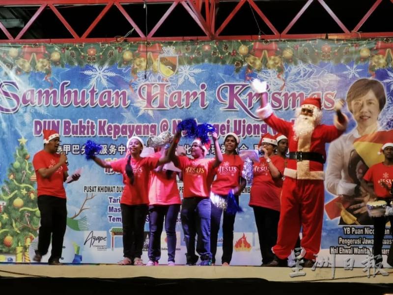 协办单位在芙蓉文化街呈献表演，让民众体验不一样的圣诞节气氛。（图：星洲日报）