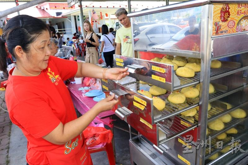 在众多美食中，手工包广受欢迎。（图：星洲日报）