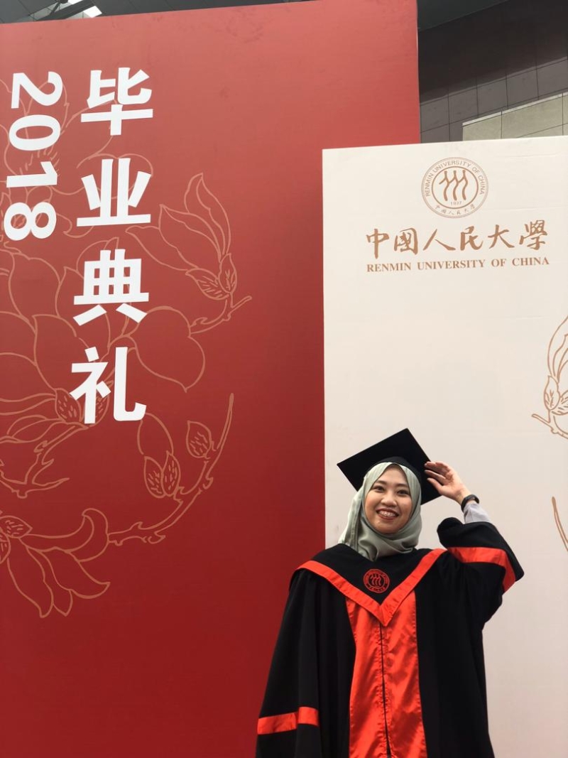 娜迪亚于2018年在中国人民大学完成工商管理学士学位。