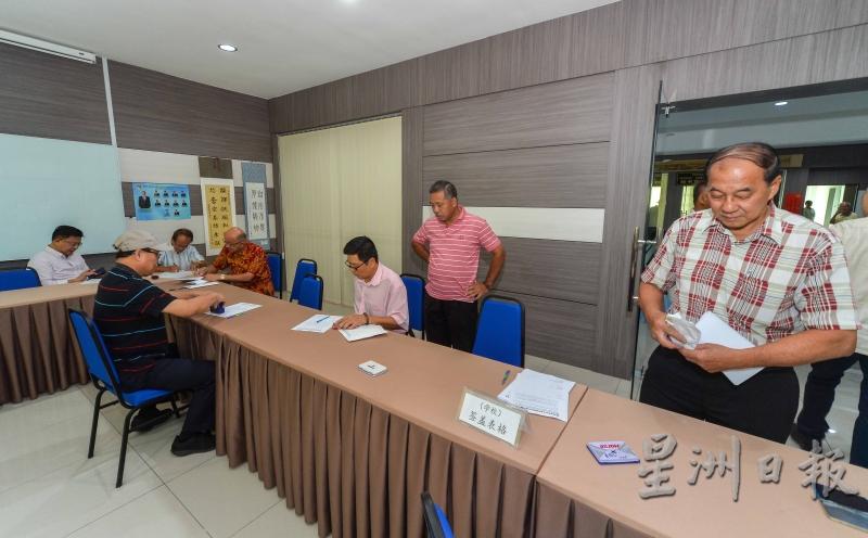 “反对在华小马来文科推行爪夷文字单元”汇报会暨签名运动上，获得华团和华小董家教代表到现场签名，以示支持。（图：星洲日报）