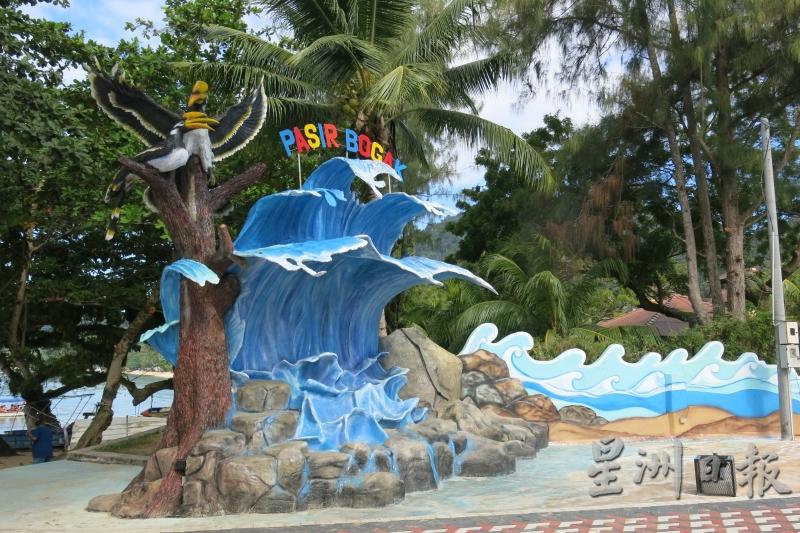 邦咯后海边的景物造型，左上角是邦咯岛的吉祥物犀鸟的造型。（图：星洲日报）