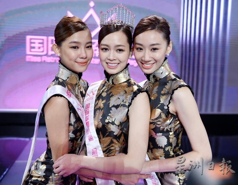 冠军张简宁（中）荣摘美后桂冠，开心与季军陈丽璇（左）以及亚军廖贝仪（右）拥抱分享喜悦。