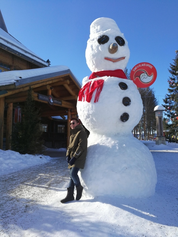 圣诞老人每天都在这里接见游客，全年无休，叶俊岑不忘在办公室外的大雪人打卡拍照。