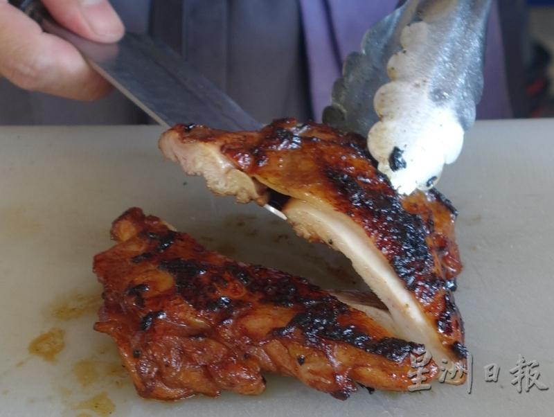 鸡扒带皮煎可让鸡皮下面的脂肪煎后会溢出，尝起来味道更鲜美。（图：星洲日报）