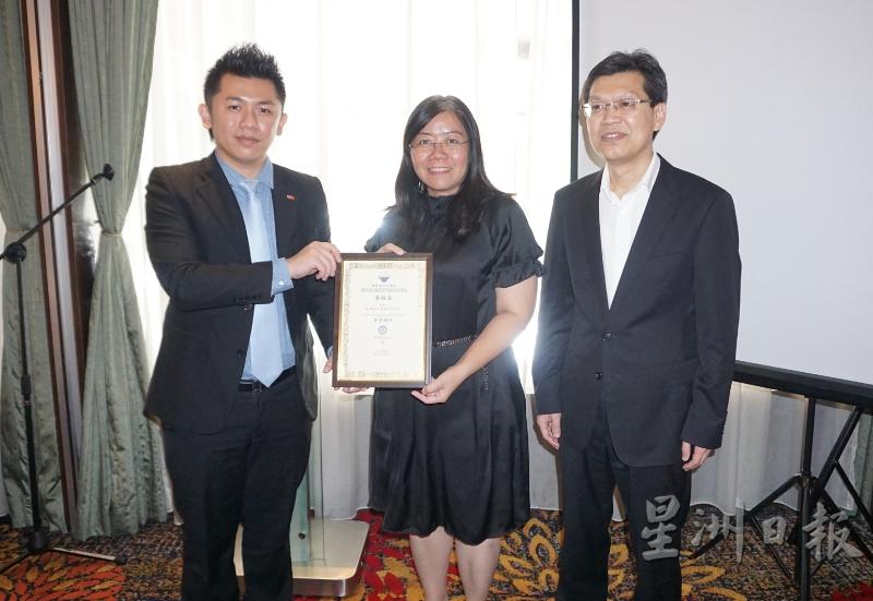 鲁世巍（右）见证马锦陞（左起）移交委任状予黄渼沄。