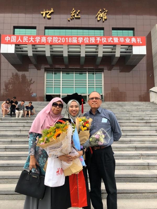 娜迪亚的父母在她学习华文和到中国升学的路上一直给予最大的支持。