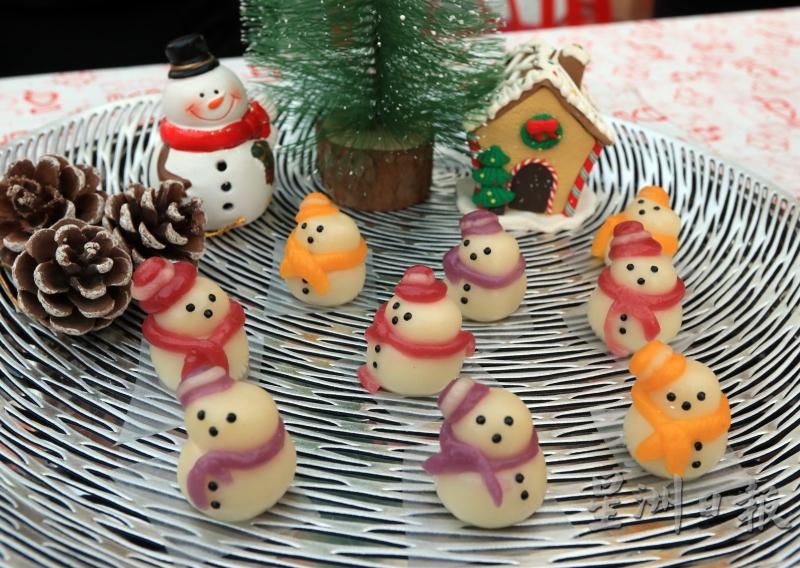 圣诞节来临啰！森芙蓉东安会馆妇女组把汤圆化身为雪人，作品也命名为“Merry Christmas”。（图：星洲日报）