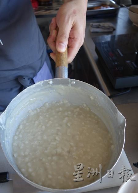 法式risotto做法将薏米配咸粥作为鸡扒的底配，薏米吃起来口感富有弹性。（图：星洲日报）
