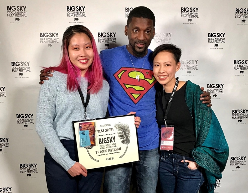 在美国发展的两位大马华裔制作人陈家盈（左）和邓宝丝，监制的《St. Louis Superman》早前才在Big Sky纪录片影展拿奖，如今更成功入围第92届奥斯卡“最佳纪录短片”，中为纪录片主角布鲁斯法兰。