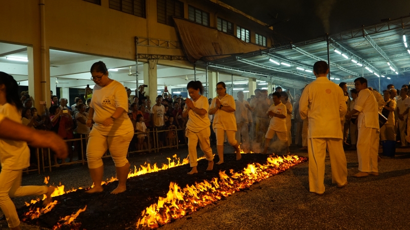 农历九月初九进行的过火抗仪式，是该庙九皇大帝神诞是最精彩的节目。