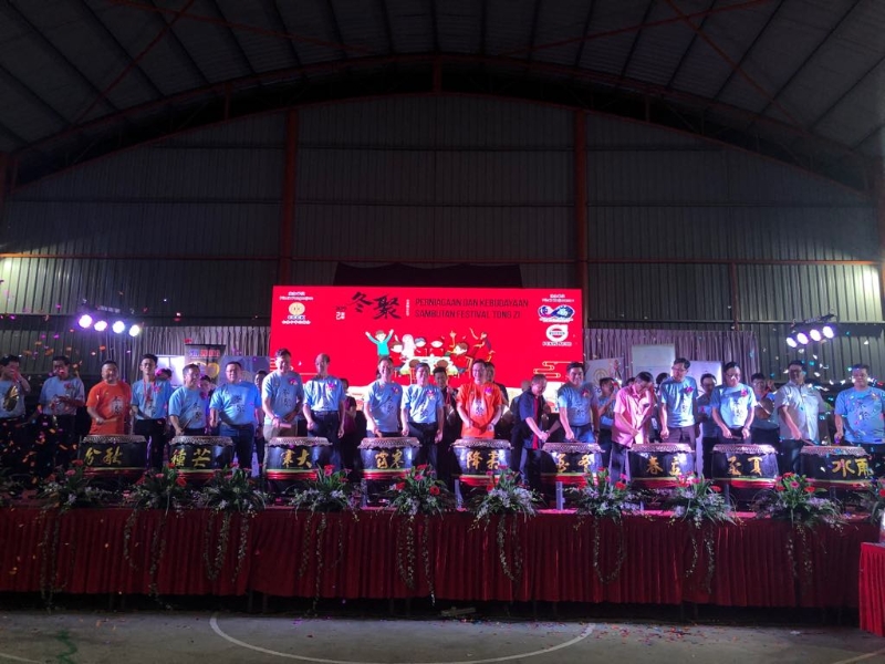 嘉宾一同为文化节进行击鼓及鸣锣仪式；左八起为蔡荣生、陈文达、林家全及潘伟斯。