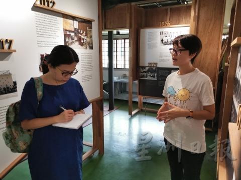 参访希望之谷故事馆，馆长陈彦妮（右）解说时房慧真仔细记录。