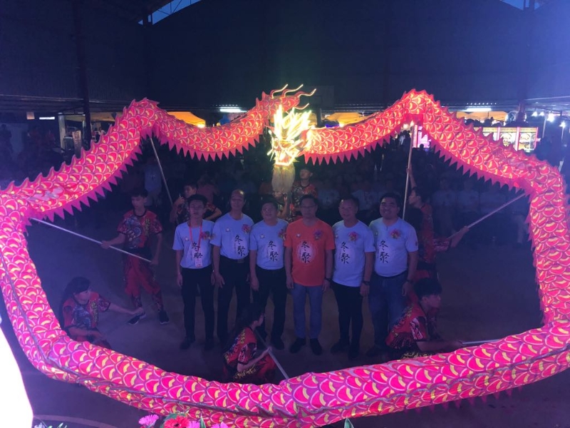 随著LED舞龙的点亮，“冬．聚”商文化节正式开幕；左起为梁志豪、蔡荣生、林家全、潘伟斯、陈文达及萧年桦。