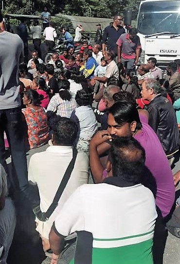 约60名印裔农民和亲友聚集在金马仑大路表达不满，造成交通堵塞。