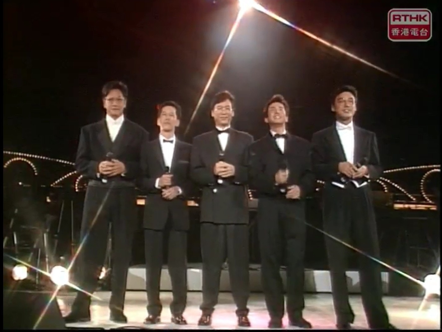 温拿乐队于1989年举行《第11届十大中文金曲》，凭《千载不变》夺“十大金曲奖”，当时陈友（左一）代表发言，称这座奖项于温拿而言是十分重要的纪念性礼物。左二起为叶智强、彭健新、谭咏麟以及锺镇涛。