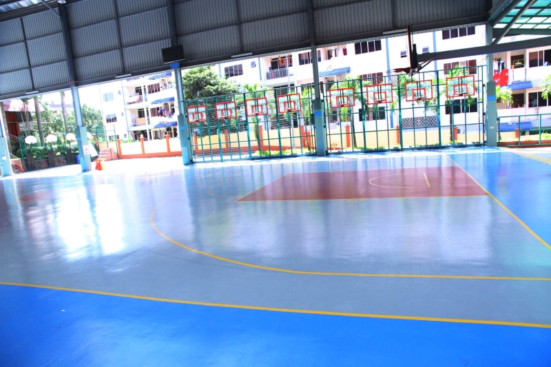 学校篮球场设备新颖，为学生提供一个良好的运动空间。
