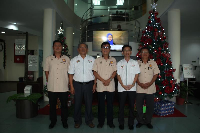 星洲日报高层与伦乐县社区领袖于“星洲日报-伦乐社区交流活动”合影;左起为本固鲁陈建明、星洲日报南砂区高级经理杨青、本固鲁鲁胜利、星洲日报东马区总经理钟汉城及本固鲁邱南华。 星洲日报高层与伦乐县社区领袖于“星洲日报-伦乐社区交流活动”合影;左起为本固鲁陈建明、星洲日报南砂区高级经理杨青、本固鲁鲁胜利、星洲日报东马区总经理钟汉城及本固鲁邱南华。