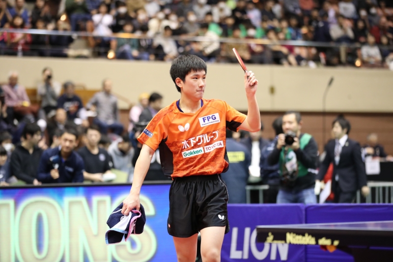 16岁的张本智和在日本乒乓top12赛夺得男单冠军，他以压倒性的胜利在日本国家队内建立起统治性优势，开启了属于自己的时代。