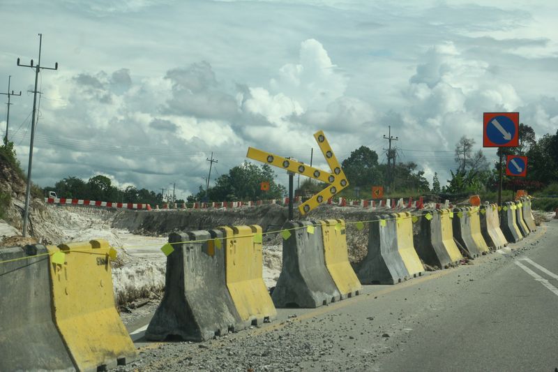 在伦乐县进行的泛婆大道工程，为了确保道路使用者的安全，当局增设警示牌及其他安全措施。
